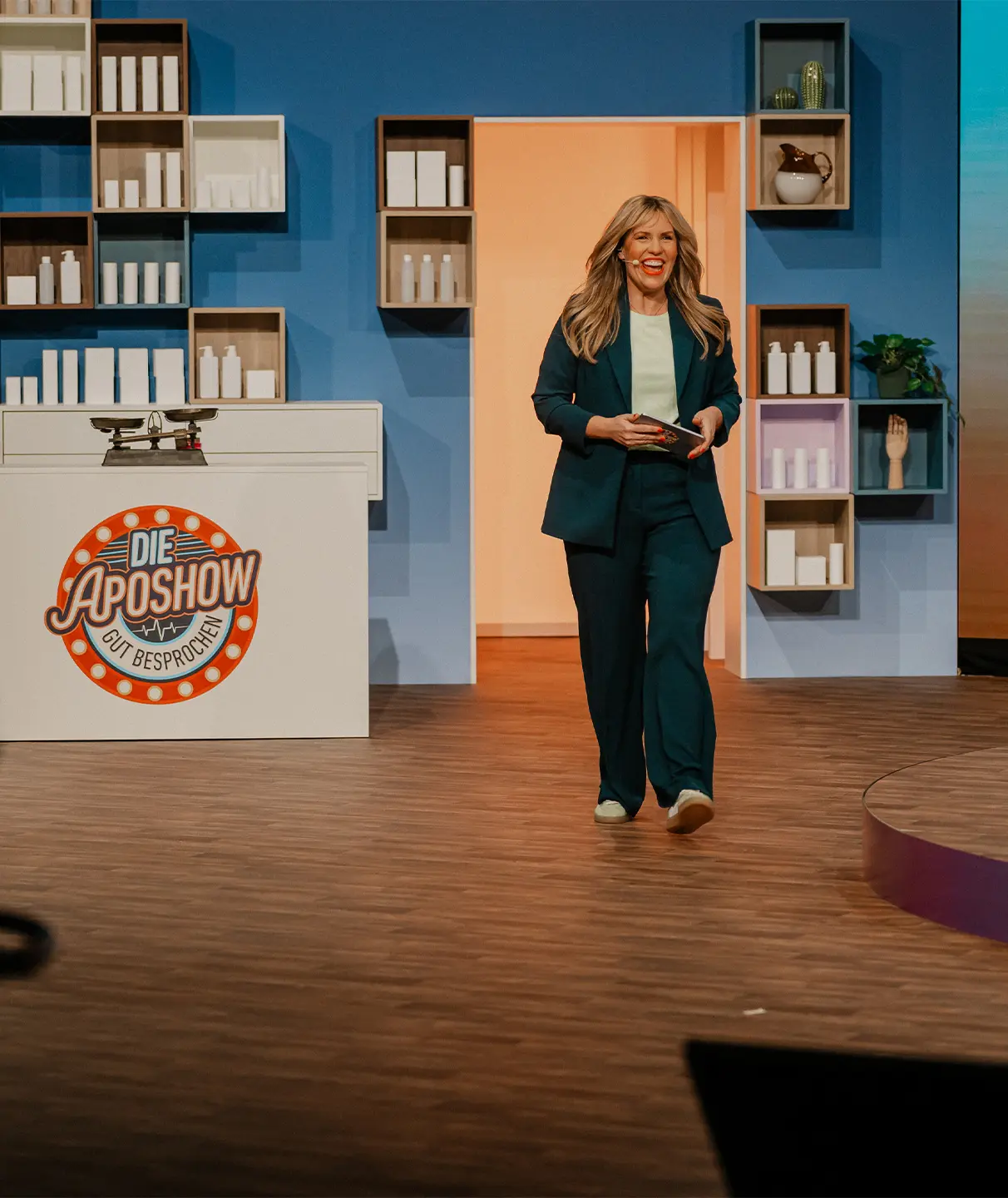Moderatorinnen und Moderator der ApoShow im Studio