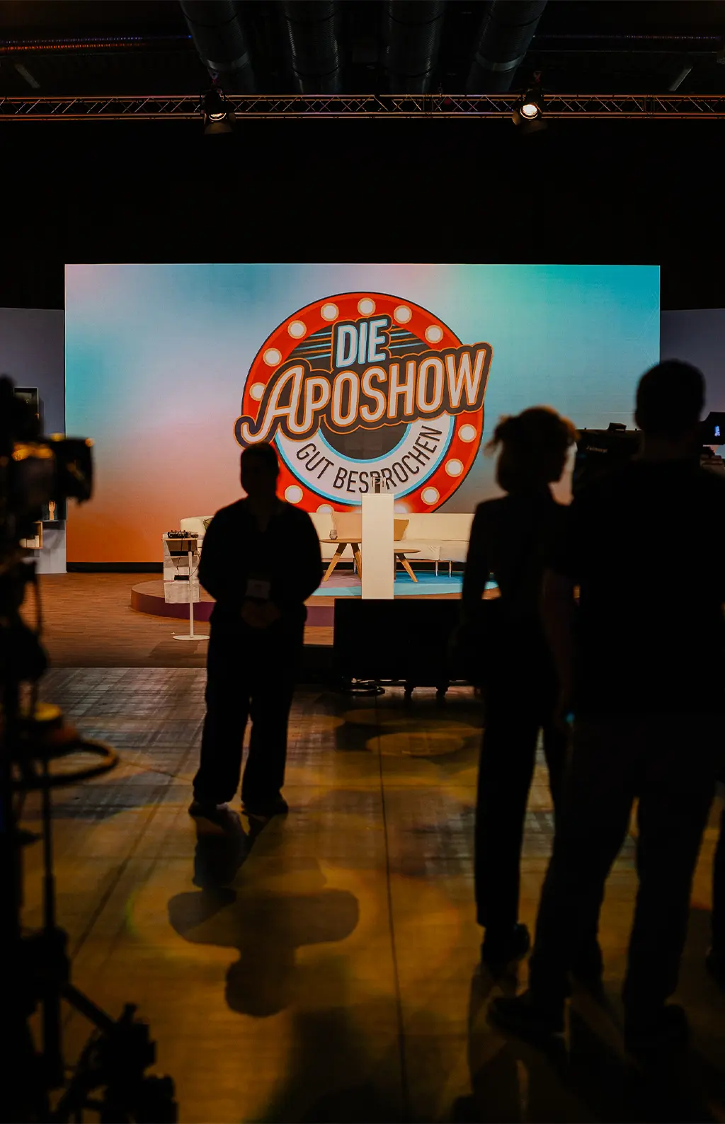 Moderatorinnen und Moderator der ApoShow im Studio
